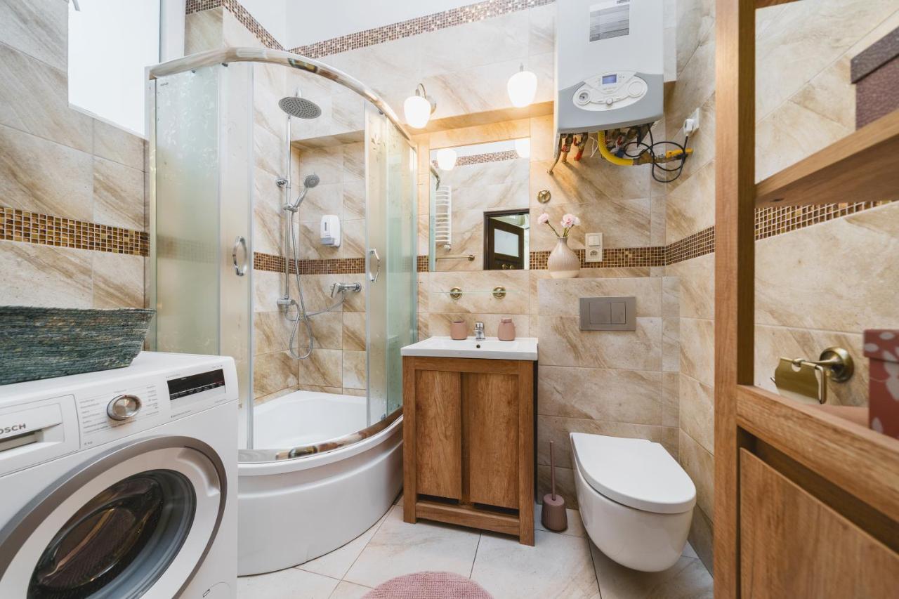 Homely 4 Bedroom Apartment - Old Town - By Upstairs Krakow Dış mekan fotoğraf