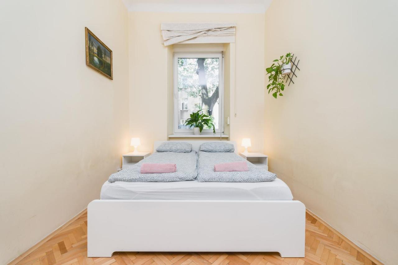 Homely 4 Bedroom Apartment - Old Town - By Upstairs Krakow Dış mekan fotoğraf
